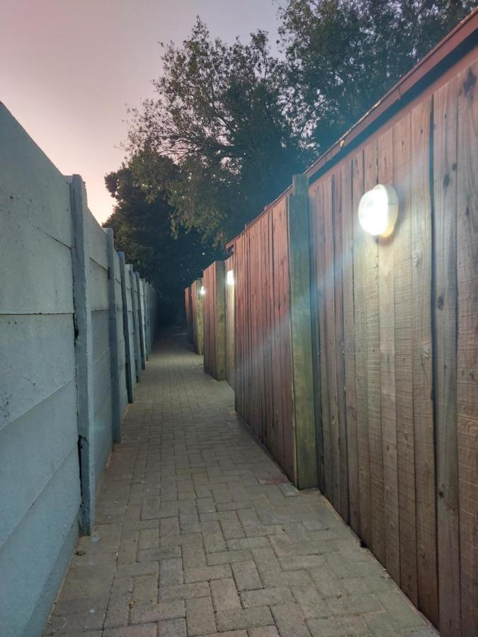 The Spare Room Cottage - Cosy And Private Bloemfontein Exteriér fotografie